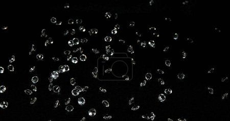Téléchargez les photos : Diamants tombant sur fond noir - en image libre de droit