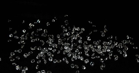Téléchargez les photos : Diamants tombant sur fond noir - en image libre de droit