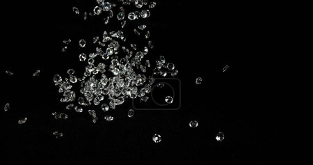 Foto de Diamantes cayendo sobre fondo negro - Imagen libre de derechos