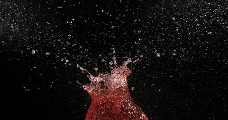 Téléchargez les photos : Boule rouge remplie d'eau de rupture de tir - en image libre de droit