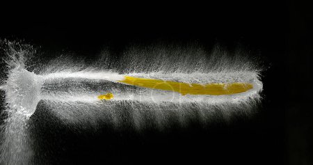 Téléchargez les photos : Balloon jaune rempli d'eau de rupture de tir - en image libre de droit