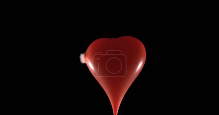 Téléchargez les photos : Boule rouge remplie d'eau de rupture de tir - en image libre de droit