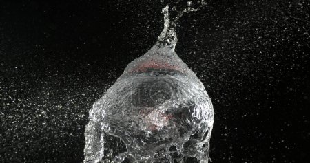 Téléchargez les photos : Balloon rempli d'eau de rupture de tir - en image libre de droit