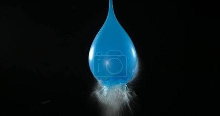 Téléchargez les photos : Balloon bleu rempli d'eau de rupture de tir - en image libre de droit