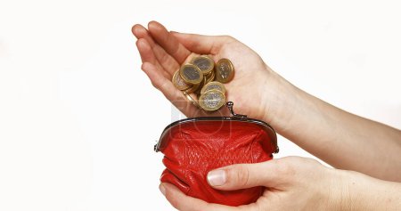 Téléchargez les photos : Mains de femme et sac à main avec des pièces en euros sur fond blanc - en image libre de droit