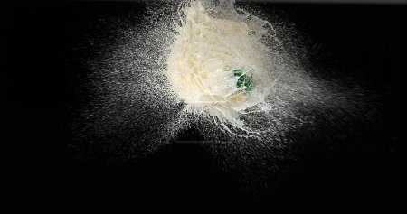 Téléchargez les photos : Balloon rempli de lait de rupture de tir, - en image libre de droit