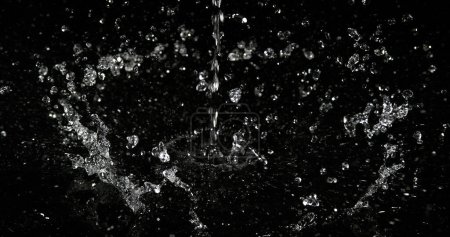 Téléchargez les photos : Sauter dans l'eau sur fond noir - en image libre de droit