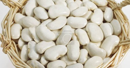 Téléchargez les photos : Haricots français appelés Soissons Haricots, phaseolus vulgaris sur fond blanc - en image libre de droit