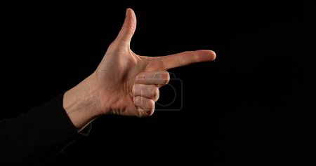 Téléchargez les photos : Main de femme faisant signe sur fond noir - en image libre de droit