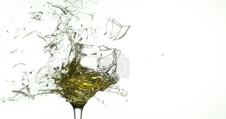 Foto de Copa de vino blanco rompiendo y salpicando contra fondo blanco - Imagen libre de derechos