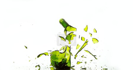 Téléchargez les photos : Bouteille de vin blanc cassant et éclaboussant sur fond blanc - en image libre de droit