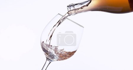 Téléchargez les photos : Vin rose versé dans le verre, sur fond blanc - en image libre de droit