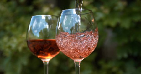Foto de Vino rosa que se vierte en un vaso - Imagen libre de derechos