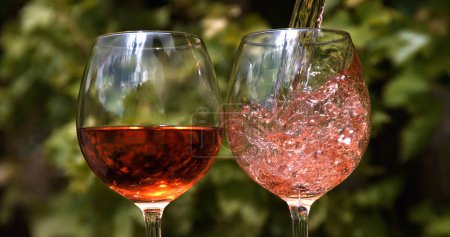 Foto de Vino rosa que se vierte en un vaso - Imagen libre de derechos