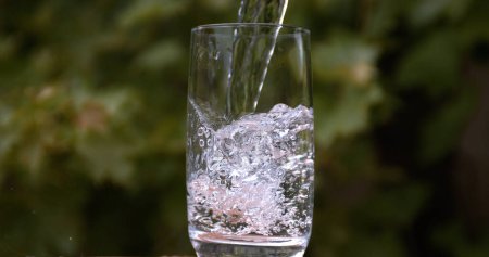 Foto de Agua que se vierte en el vidrio - Imagen libre de derechos