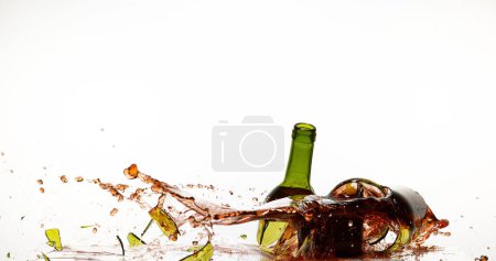 Téléchargez les photos : Bouteille de vin rouge cassant et éclaboussant sur fond blanc - en image libre de droit