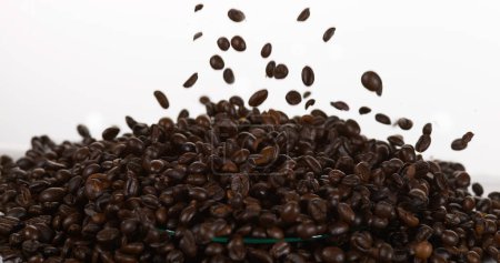 Téléchargez les photos : Grains de café tombant de près - en image libre de droit