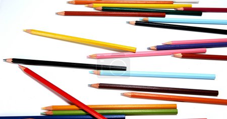 Téléchargez les photos : Crayons de couleur sur fond blanc - en image libre de droit