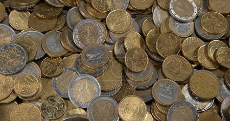 Foto de Monedas de euros cayendo de cerca - Imagen libre de derechos