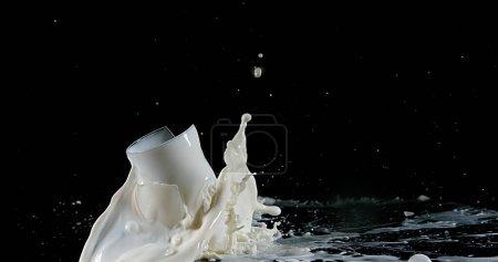 Foto de Vaso de leche que explota contra fondo blanco - Imagen libre de derechos