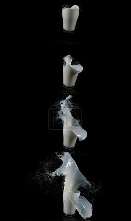 Foto de Vidrio para leche explotando contra fondo negro - Imagen libre de derechos