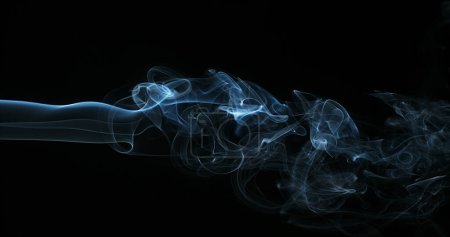 Foto de Humo de cigarrillo levantándose contra fondo negro - Imagen libre de derechos