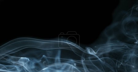 Téléchargez les photos : Fumée de cigarette s'élevant sur fond noir - en image libre de droit