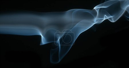 Foto de Humo de cigarrillo levantándose contra fondo negro - Imagen libre de derechos