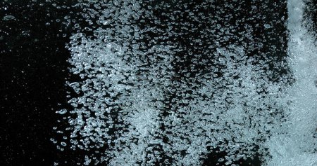Foto de Burbujas de aire en el agua sobre fondo negro - Imagen libre de derechos