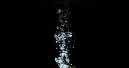 Téléchargez les photos : Bulles d'air dans l'eau sur fond noir - en image libre de droit