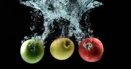 Foto de Manzanas, malus domestica, Frutas que entran al agua contra el fondo negro - Imagen libre de derechos