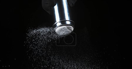Foto de Azúcar blanco cayendo sobre fondo negro - Imagen libre de derechos