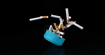 Téléchargez les photos : Cendrier et cigarettes tombant sur fond noir - en image libre de droit