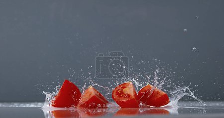 Téléchargez les photos : Tomates, solanum lycopersicum, fruits tombant sur l'eau - en image libre de droit
