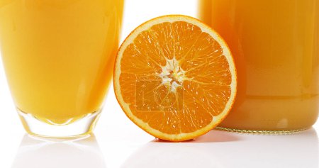 Foto de Naranja, cítricos sinensis, Fruta que fluye sobre fondo blanco - Imagen libre de derechos