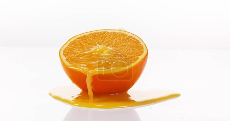 Téléchargez les photos : Orange, agrumes sinensis, Fruit coulant sur fond blanc - en image libre de droit