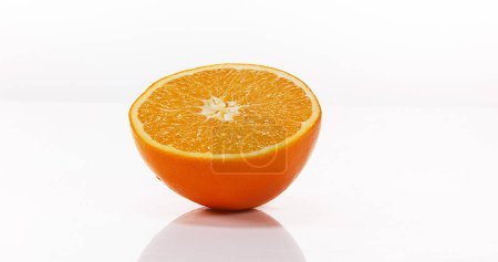 Foto de Naranja, cítricos sinensis, Fruta que fluye sobre fondo blanco - Imagen libre de derechos
