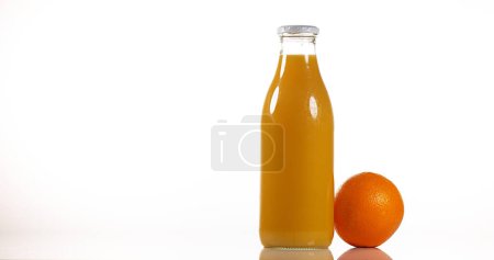 Téléchargez les photos : Bouteille d'orange sur fond blanc - en image libre de droit