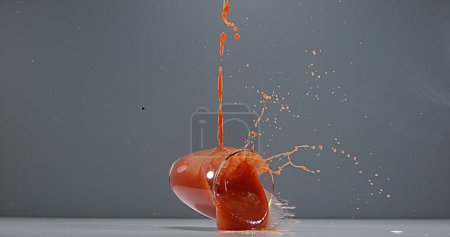 Foto de Caída del vaso de jugo de tomate - Imagen libre de derechos