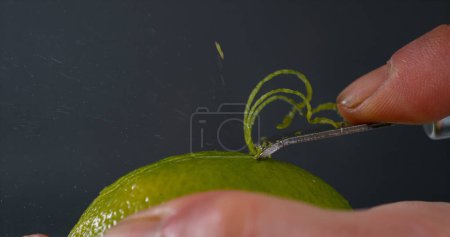 Foto de Green Lemon Zest, citrus aurantifolia, contra el fondo negro, - Imagen libre de derechos