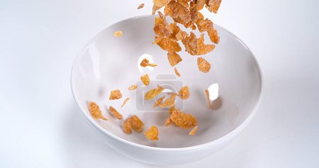 Téléchargez les photos : Céréales tombant dans un bol - en image libre de droit