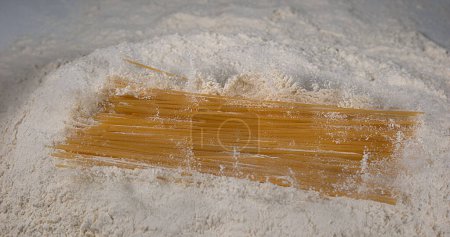Foto de Spaghetti Pasta cayendo sobre harina - Imagen libre de derechos