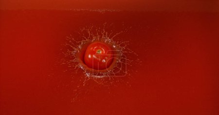 Foto de Tomate Cherry, Solanum lycopersicum, Fruta que cae en el jugo de tomate - Imagen libre de derechos