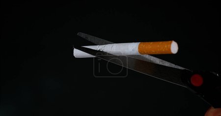 Foto de Dejar de fumar sobre fondo negro - Imagen libre de derechos