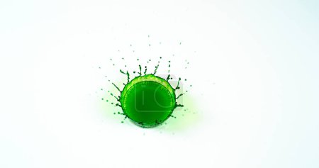 Téléchargez les photos : Liquide vert tombant dans l'eau sur fond blanc - en image libre de droit
