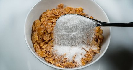 Foto de Azúcar vertido en un tazón de cereales - Imagen libre de derechos