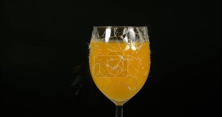 Foto de Cristal de naranja explotando contra fondo negro - Imagen libre de derechos
