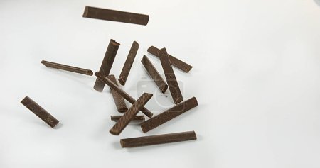 Téléchargez les photos : Barres de chocolat tombant sur fond blanc - en image libre de droit
