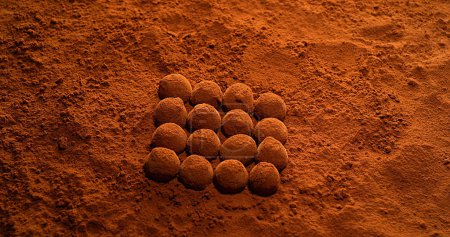 Téléchargez les photos : Poudre de chocolat tombant sur Truffes au chocolat - en image libre de droit
