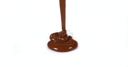 Téléchargez les photos : Chocolat coulant sur fond blanc - en image libre de droit